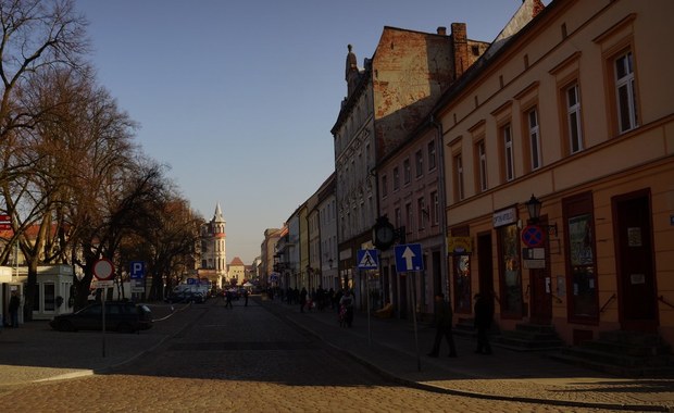 Głową dziecka rozbił szybę auta. Policja szuka sprawcy 