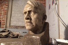 Głowa Hitlera autorstwa Josefa Thoraka znaleziona w Muzeum Narodowym 
