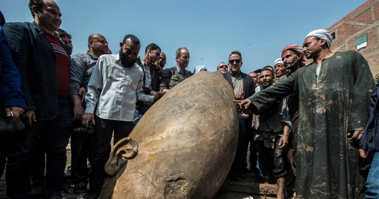 Głowa posągu wydobytego w Kairze /AFP