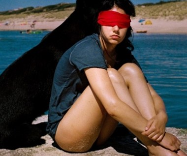 Główna bohaterka filmu dowiaduje się, że traci wzrok.

"Na początku tej opowieści Ava czuje obrzydzenie do ciał – tych wyciągniętych na plaży, rozwalonych na piasku i nieprzyzwoitych, ale również do ciała swojej matki, która uprawia seks z mężczyznami, a nawet do ciałka swojej małej siostry, która jest dla niej tylko obrzydliwym  przewodem  pokarmowym.  Utrata  wzroku  zmusza Avę do pogodzenia  się z własnym ciałem. Choroba oswaja ją też z myślą, że potrzebuje innych i musi im zaufać, prowadzi do tego, że dorosła osobowość i seksualność Avy kształtują się szybciej. Ten proces naturalnie zachodzi w reakcji na zbliżającą się chwilę utratę  wzroku, ale też - jak w przypadku innych dziewczyn - w  opozycji do ciała matki, w opozycji do obrazu ciała utrwalonego we współczesnym społeczeństwie"- tłumaczy reżyserka Léa Mysius.