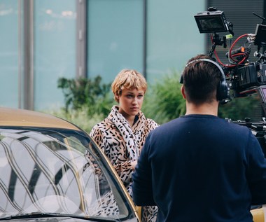 Główną bohaterką jest Inez (w tej roli Helena Englert). To młoda, aspirująca dziennikarka, która marzy o miłości i etacie w prestiżowym wydawnictwie. Gdy już trafi do wyśnionego raju, problemy zaczną się mnożyć. Co więcej, u jej boku pojawi się aż dwóch przystojnych mężczyzn. Obaj tajemniczy i nieobliczalni.