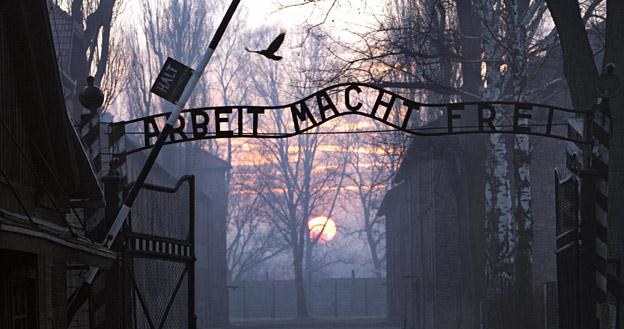 Główna brama obozu Auschwitz I ze sławnym napisem "praca czyni wolnym" /AFP