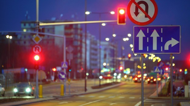 Główną przyczyną wypadków na polskich drogach jest nadmierna prędkość i nieustąpienie pierwszeństwa przejazdu. /Motor