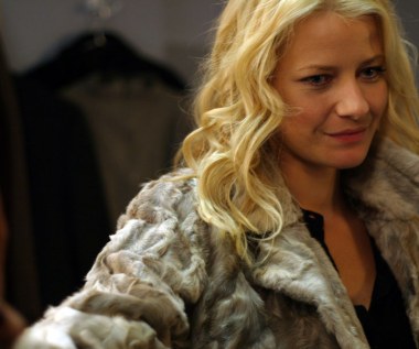 Główną rolę kobiecą w "Komorniku" zagrała Małgorzata Kożuchowska, która wcieliła się w postać kochanki Lucjana - mecenas Annę Zenke. W obsadzie "Komornika" znaleźli się również m.in. Kinga Preis (pielęgniarka Gosia Bednarek, była dziewczyna Lucjana), która za swą rolę otrzymała nagrodę na festiwalu w Gdyni oraz Jan Frycz (prezes Chudy), Grzegorz Wojdon (Jasiek Marczak, asystent Lucjana), Sławomir Orzechowski (Wiśniak), Marian Dziędziel (Horst), Marian Opania (Robert Chełst) oraz Mieczysław Grąbka (prokurator).