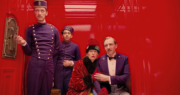 Główną rolę w "Grand Budapest Hotel" gra Ralph Fiennes (P) - fot. Fox Searchlight /materiały prasowe