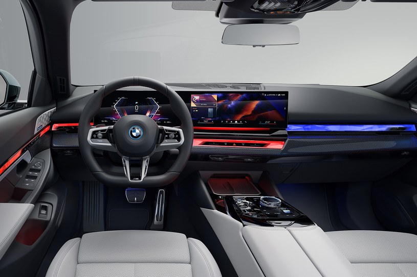 Główną rolę w nowym kokpicie BMW serii 5 Touring odgrywają dwa duże wyświetlacze i podświetlane listwy /BMW