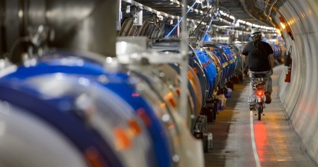 Główne cele, jakie stoją przed Wielkim Zderzaczem Hadronów to badania ciemnej materii, bozonu Higgsa oraz alternatywnych wszechświatów. /AFP