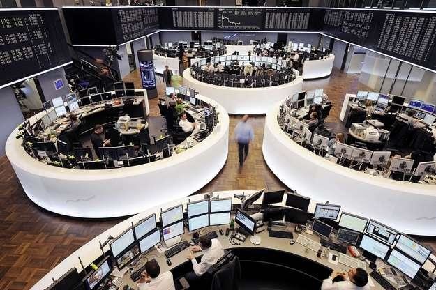 Główne giełdy Europy notowały w czwartek po południu spadki /AFP