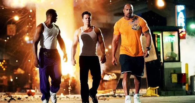 Główne role w filmie "Sztanga i cash" grają Mark Wahlberg (C) i Dwayne Johnson (P) /materiały dystrybutora