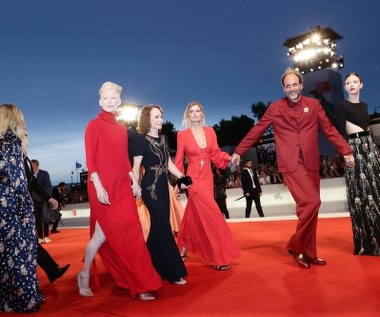 Główne role w "Suspirii" przypadły w udziale Dakocie Johnson i Tilddzie Swinton. Na ekranie zobaczymy również znaną oryginalnej "Suspirii" - Jessikę Harper oraz plejadę gwiazd młodego pokolenia: Chloe Grace Moretz ("Kick-Ass"), Mię Goth ("Lekarstwo na życie") oraz Belę.