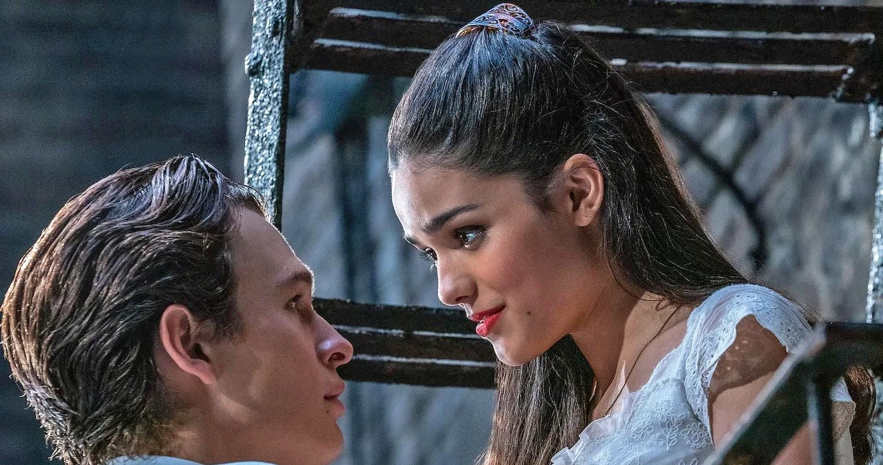 Główne role w "West Side Story" Stevena Spielberga grają Ansel Elgort i Rachel Zegler /materiały prasowe