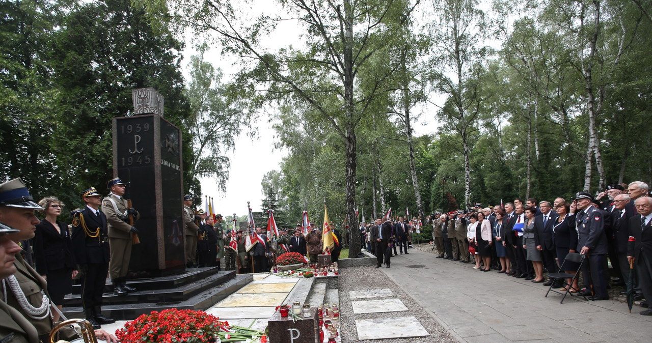 Główne uroczystości rocznicowe odbyły się przy pomniku Gloria Victis na Cmentarzu Wojskowym na Powązkach /Rafał Guz /PAP