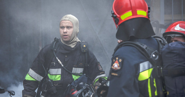 Główny bohater "Strażaków"– aspirant Adam Wojnar (w tej roli Maciej Zakościelny) – bierze udział w akcji, która kończy się tragedią. /Grzegorz Gołębiowski /materiały prasowe