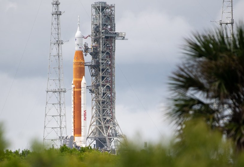 Główny człon rakiety wraz z dwoma dopalaczami na paliwo stałe /NASA Artemis /Twitter