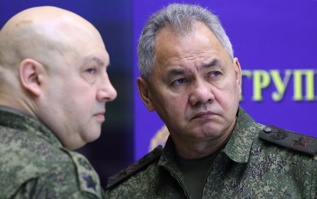 Główny dowódca wojsk rosyjskich w Ukrainie Siergiej Surowikin (L) i minister obrony Federacji Rosyjskiej Siergiej Szojgu (P) /GAVRIIL GRIGOROV / SPUTNIK / KREMLIN POOL /PAP/EPA