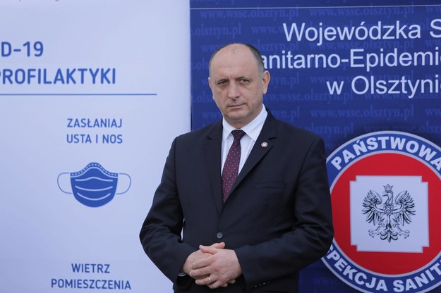 Główny Inspektor Sanitarny Krzysztof Saczka stwierdził, że dane dotyczące nowych zakażeń koronawirusem są niepokojące / 	Tomasz Waszczuk    /PAP