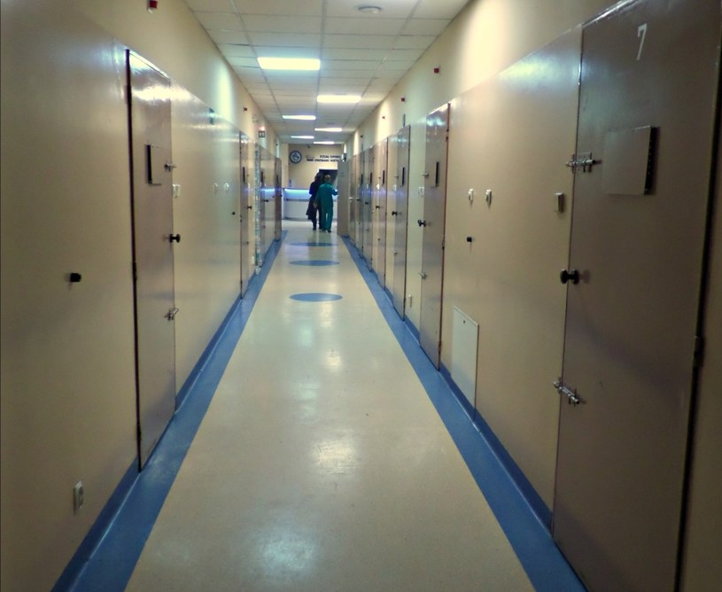 Główny korytarz izby wytrzeźwień. Za metalowymi drzwiami znajdują się pomieszczenia, gdzie umieszcza się pacjentów /INTERIA.PL