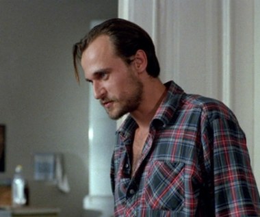 Głównym bohaterem "Girl Guide" jest wynajmujący mieszkanie w Warszawie młody góral, absolwent anglistyki Józek Galica (Kukiz). Kiedyś dał ogłoszenie do gazety, że w ciągu sześciu tygodni może nauczyć języka...