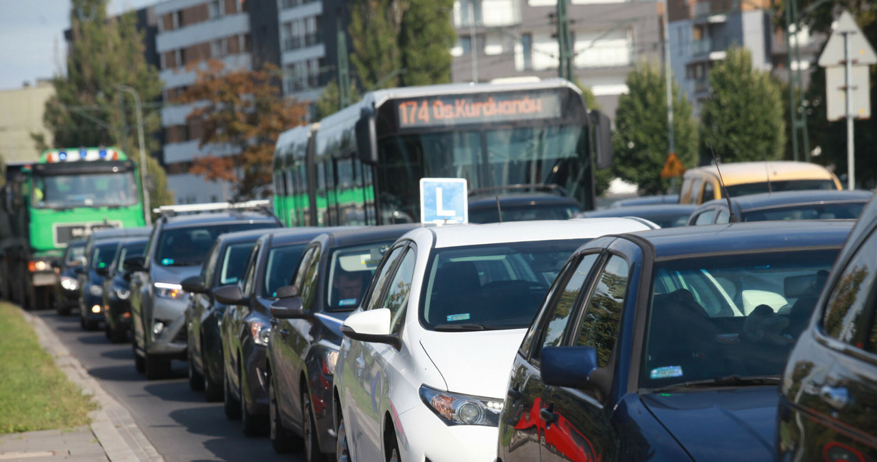 Głównym efektem działania władz Krakowa są wszechobecne korki, w których stoją również autobusy /Joanna Urbaniec / Polska Press /East News