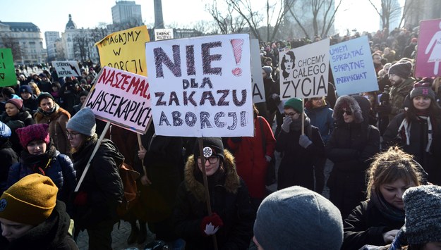 Głównym hasłem tegorocznej manifestacji było "Aborcja nie policja. Pomoc wzajemna, nie przemoc systemowa". /Jakub Kamiński   /PAP/EPA