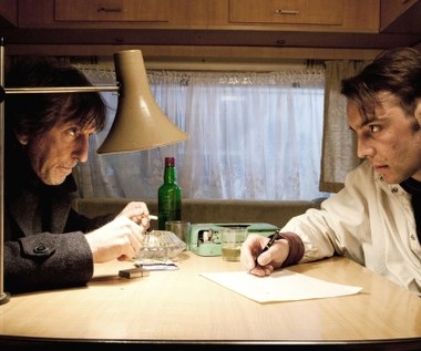 Głównym podejrzanym w sprawie jest amerykański pisarz Jack (Philip Lenkowsky), który przyjechał do Polski pisać nowy scenariusz. Wkrótce jednak policyjne śledztwo odkryje mroczne sekrety mieszkańców kurortu.