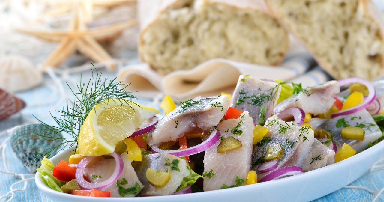 Głównym składnikiem sałatki adwentowej jest śledź. /123RF/Picsel, 123RF/Picsel /Pixel