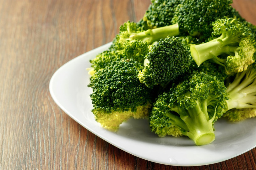 Głównym składnikiem sałatki jest brokuł, który świetnie wpływa na nasz organizm /123RF/PICSEL