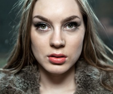 - Głównym założeniem naszej opowieści jest zbadanie cienkiej granicy między fikcją a rzeczywistością. Chcieliśmy stworzyć film, który opiera się na klimacie, aurze tajemniczości, którego akcja jest apolityczna i nieosadzona w jakichkolwiek realiach, tak żeby była zrozumiała zarówno dla polskiego, jak i zagranicznego widza. Dodatkowo umiejscowienie akcji filmu w uniwersalnej rzeczywistości pozwala nam w pełni poczuć magię kina i przenieść się na moment w inną czasoprzestrzeń – deklarują twórcy filmu.