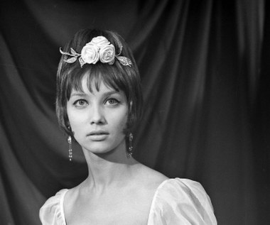 Głównymi bohaterami "Popiołów" mieli być "ludzie młodzi", zatem reżyser dał szansę debiutantom. Rafała Olbromskiego zagrał Daniel Olbrychski, a Krzysztofa Cedrę - Bogusław Kierc. Obaj byli wówczas studentami szkoły teatralnej. Księciem Gintułtem został niewiele starszy Piotr Wysocki, a Heleną - Pola Raksa (na zdjęciu), licząca wówczas 24 lata - czytamy w Internetowej Bazie Filmu Polskiego.