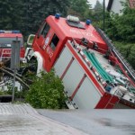 Głuchołazy: Wóz strażacki utknął w wyrwie