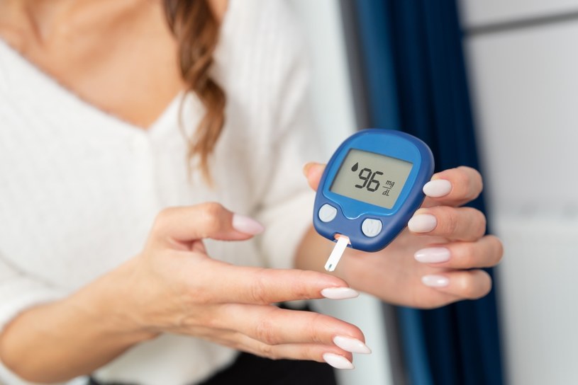 Glukometr to urządzenie, które umożliwia ocenę stężenia poziomu cukru we krwi. Wyjaśniamy, jak właściwie go używać /123RF/PICSEL