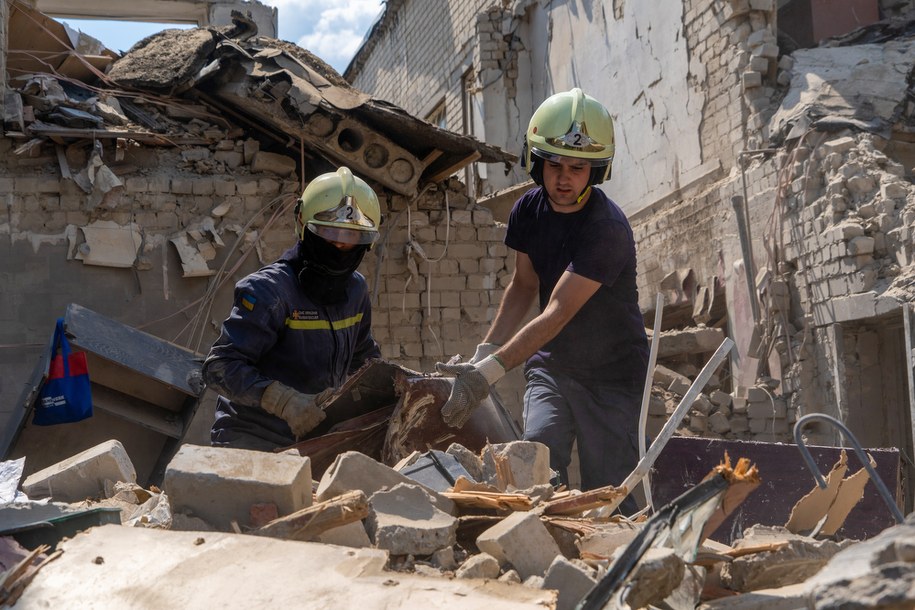 Gmach gimnazjum nr 29 w Charkowie, zniszczony w wyniku nocnego rosyjskiego ataku rakietowego /Mykola Kalyeniak /PAP