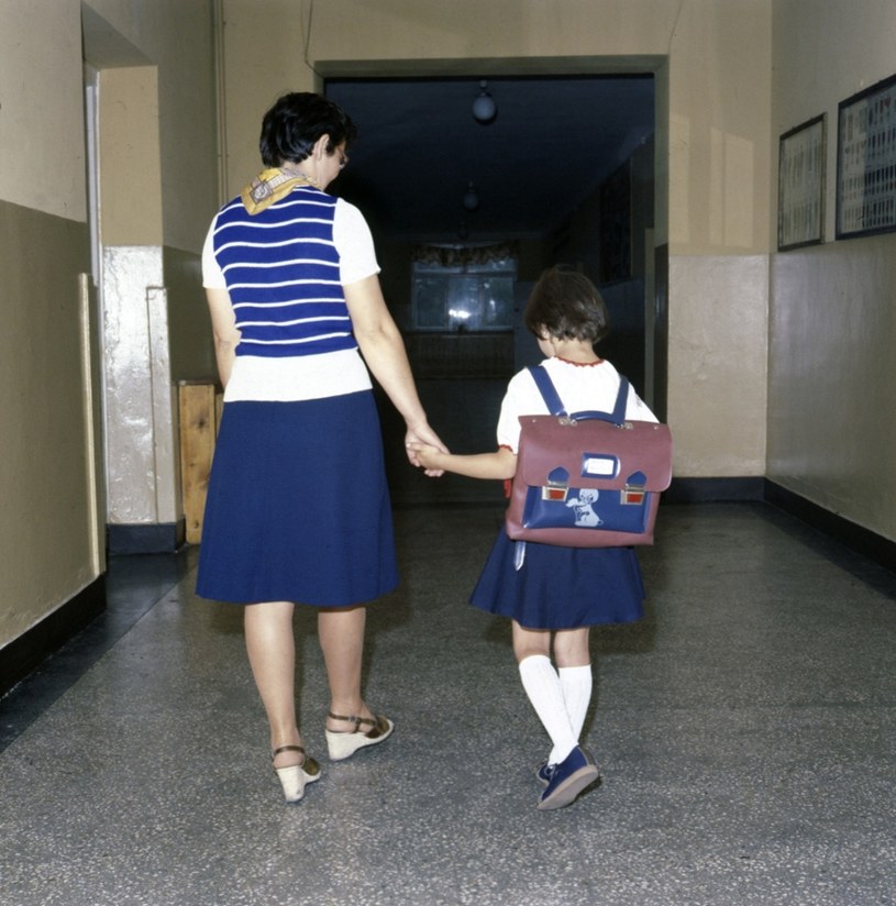 Gminna Szkoła Zbiorcza, lata 70, uczennica na korytarzu szkolnym /Zenon Zyburtowicz /East News