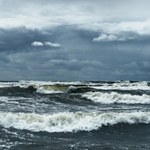 Gniew Bałtyku i wietrznie na Pomorzu. Plażowicze walczą z wichurą