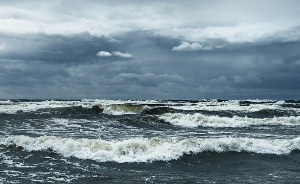 Gniew Bałtyku i wietrznie na Pomorzu. Plażowicze walczą z wichurą