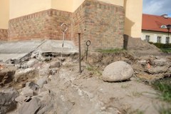 Gniezno: Archeolodzy odnaleźli fragment unikatowej, przedromańskiej budowli