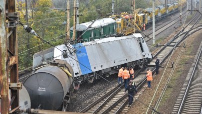 Gniezno: Wykoleił się pociąg przewożący siarkę