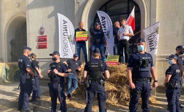 Gnojówka i słoma przed Ministerstwem Rolnictwa. "Zamykamy ich"