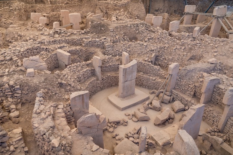 Göbekli Tepe nazywane jest "miejscem, gdzie zaczęła się historia". W niej znajdują się ruiny najstarszego w historii ludzkości miejsca kultu, które daje wskazówki jak wyglądały początki cywilizacji