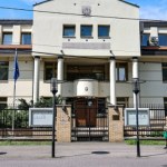 Godło RP, a także flagi Polski i UE zdjęte. Rosjanie wycofali zgodę