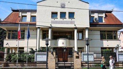 ​Godło RP, a także flagi Polski i UE zdjęte. Rosjanie wycofali zgodę