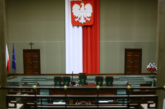 Godło Rzeczpospolitej Polskiej na sali obrad w Sejmie /Leszek Szymański /PAP