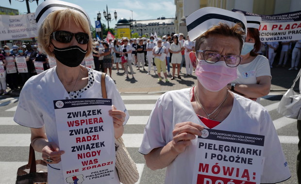 "Godna płaca za ciężką pracę". Strajk ostrzegawczy pielęgniarek i położnych