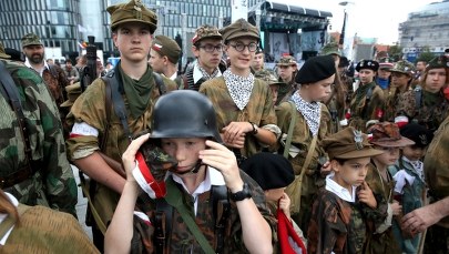 Godzina "W" przed pomnikiem Gloria Victis w Warszawie