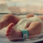 Godzinę po urodzeniu odebrali jej dziecko, bo nie zdała testu