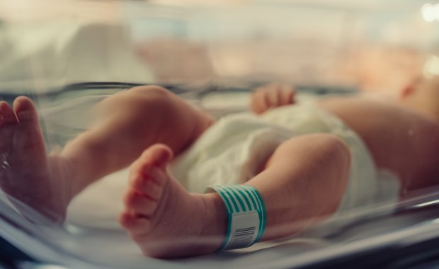 Godzinę po urodzeniu odebrali jej dziecko, bo nie zdała testu