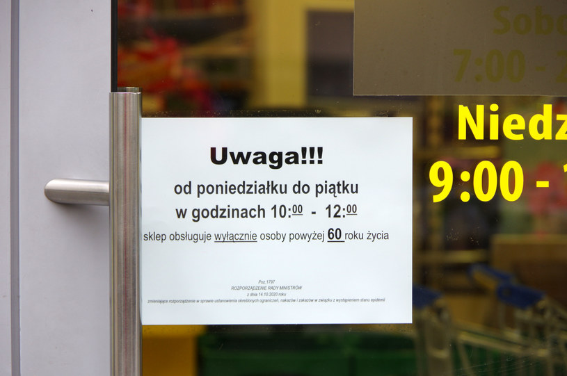 Godziny dla seniorów zostały zlikwidowane w sklepikach szkolnych /Marek Bazak /East News