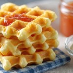 Gofry z kaszy jaglanej sprawdzą się jako zdrowe śniadanie lub deser do kawy. Wychodzą chrupiące z wierzchu i miękkie w środku