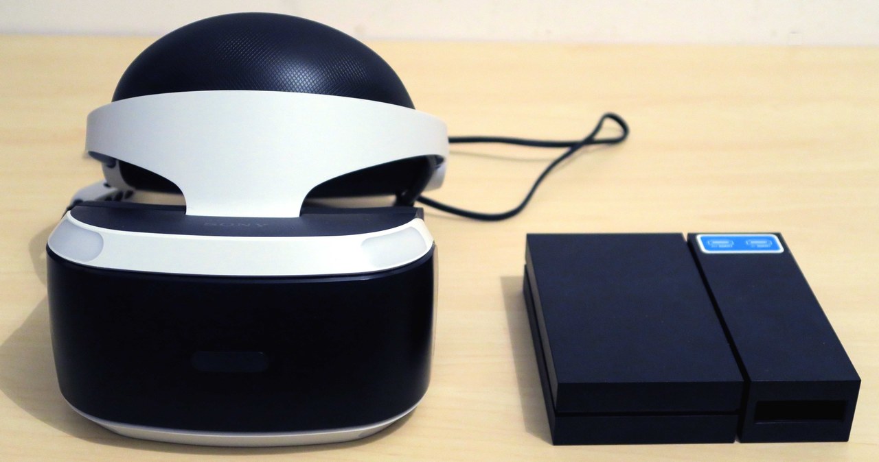 Gogle PlayStation VR (model PSVR CUH-ZVR1) i moduł procesora, skrzyneczka przez którą przechodzi sygnał wideo i audio /INTERIA.PL