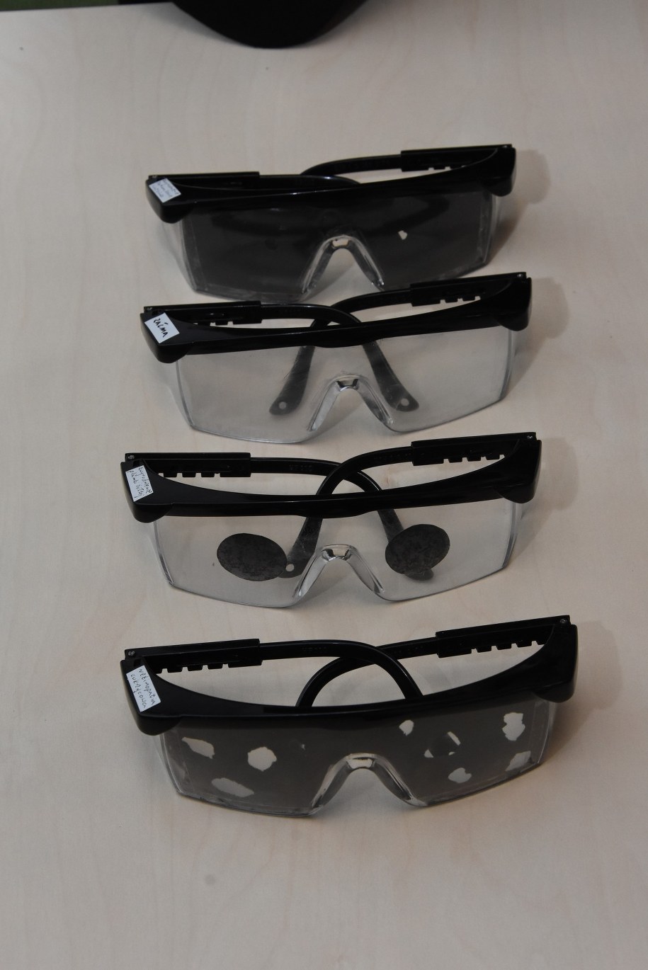 Gogle symulujące schorzenia oczu /Anna Kropaczek /RMF FM